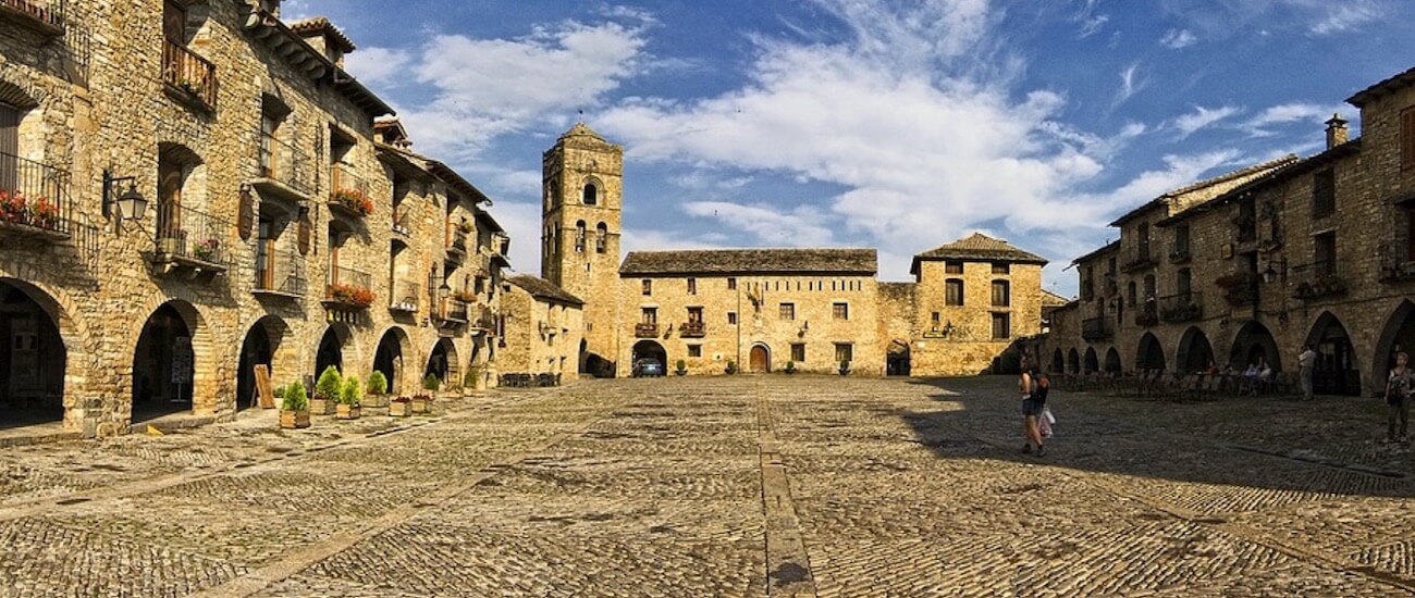  Pueblos de España que merecen ser visitados - Página 3 Ainsa-Plaza-Mayor